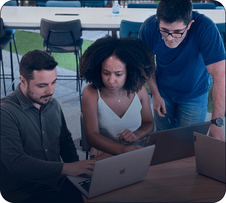 Imagem de três colaboradores LUBY